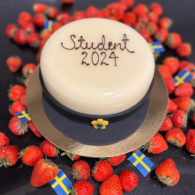 STUDENT 2024 👩🏼‍🎓👨🏼‍🎓

Årets studenttårta från oss på Leijon består av hallonkompott, citroncurd, mascarponemousse, kakkrisp och en smörig sockerkaksbotten.

Valfri text ingår på studenttårtorna.

Tårtan finns som 5- eller 10-bitar.

Vi kan också erbjuda studentprinsesstårta. 

6-8 bit, 10-12 bit el 14 bit 

Beställ via hemsidan breakslols.com 
Eller via telefon 📞 018-205520