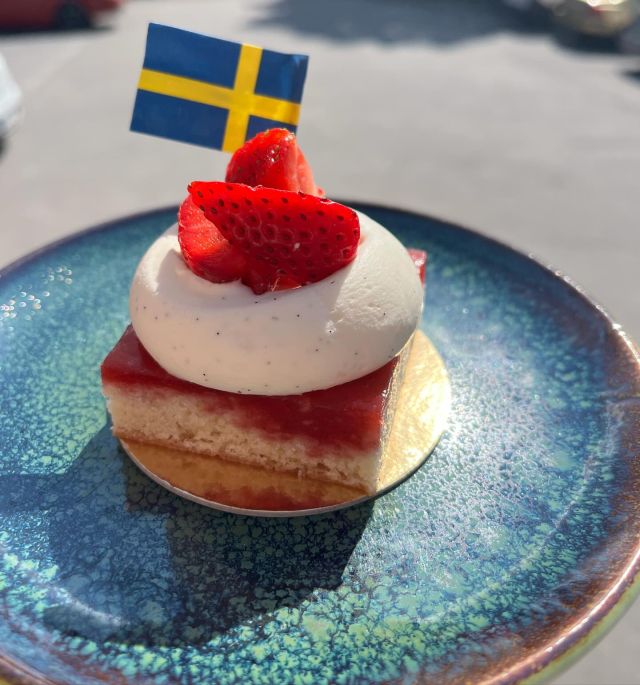 Idag firar vi Sverige 🇸🇪! 

Fira med en nationaldagsbakelse! Våran bakelse består av smörig sockerkaksbotten, jordgubbskompott, vispad vaniljpancotta och färska svenska jordgubbar 🍓 

Öppet 9-17 ☀️ 

#leijonbageri #uppsala